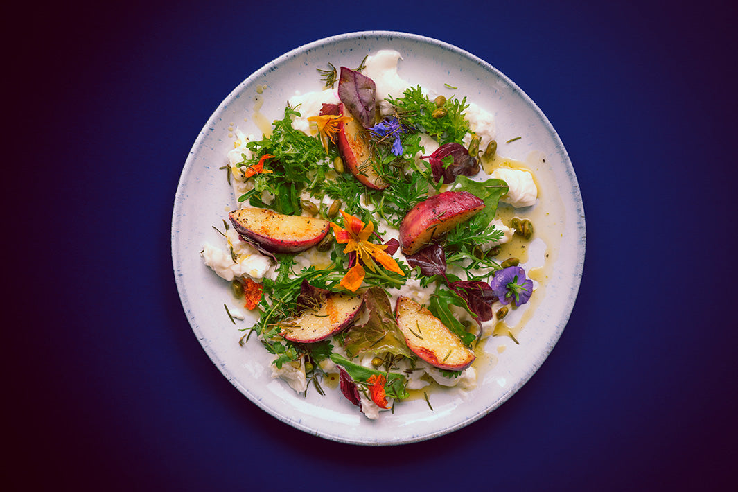 Salat mit gebratenem Pfirsich, Burrata und Rosmarin