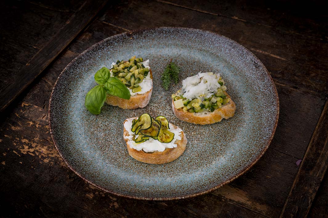Perfekt zum Aperitivo – Stuzzichini di Crostini con Zucchini e Formaggio