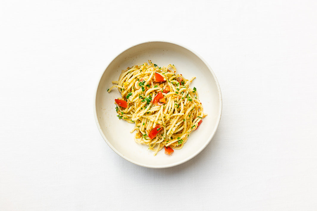 Spaghetti mit Sardellen, Semmelbröseln und Tomaten