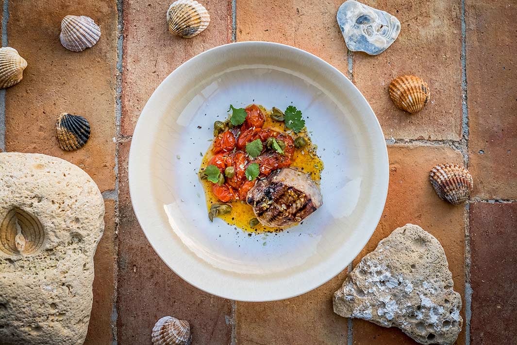 Gegrillter Thunfisch mit Ofentomaten