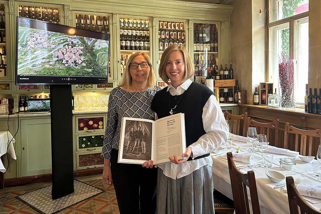Cinzia Gabrielle vom Tourismusverband Trentino und Olivenölverkosterin Michaela Bogner von SuperOlio
