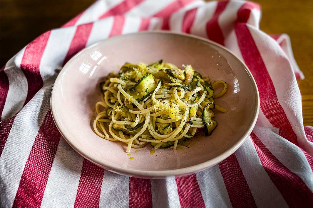 Linguine con zucchini, limone e menta - Linguine mit Zucchini, Zitrone und Minze