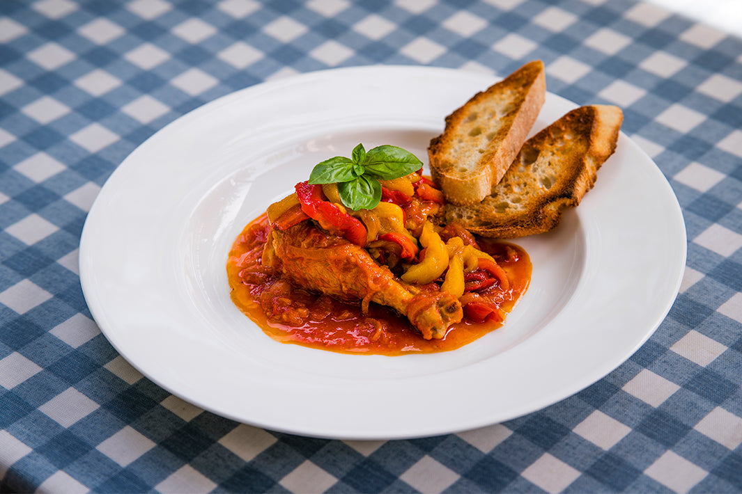 Pollo alla romana - Hühnchen in Tomatensauce mit gerösteter Paprika
